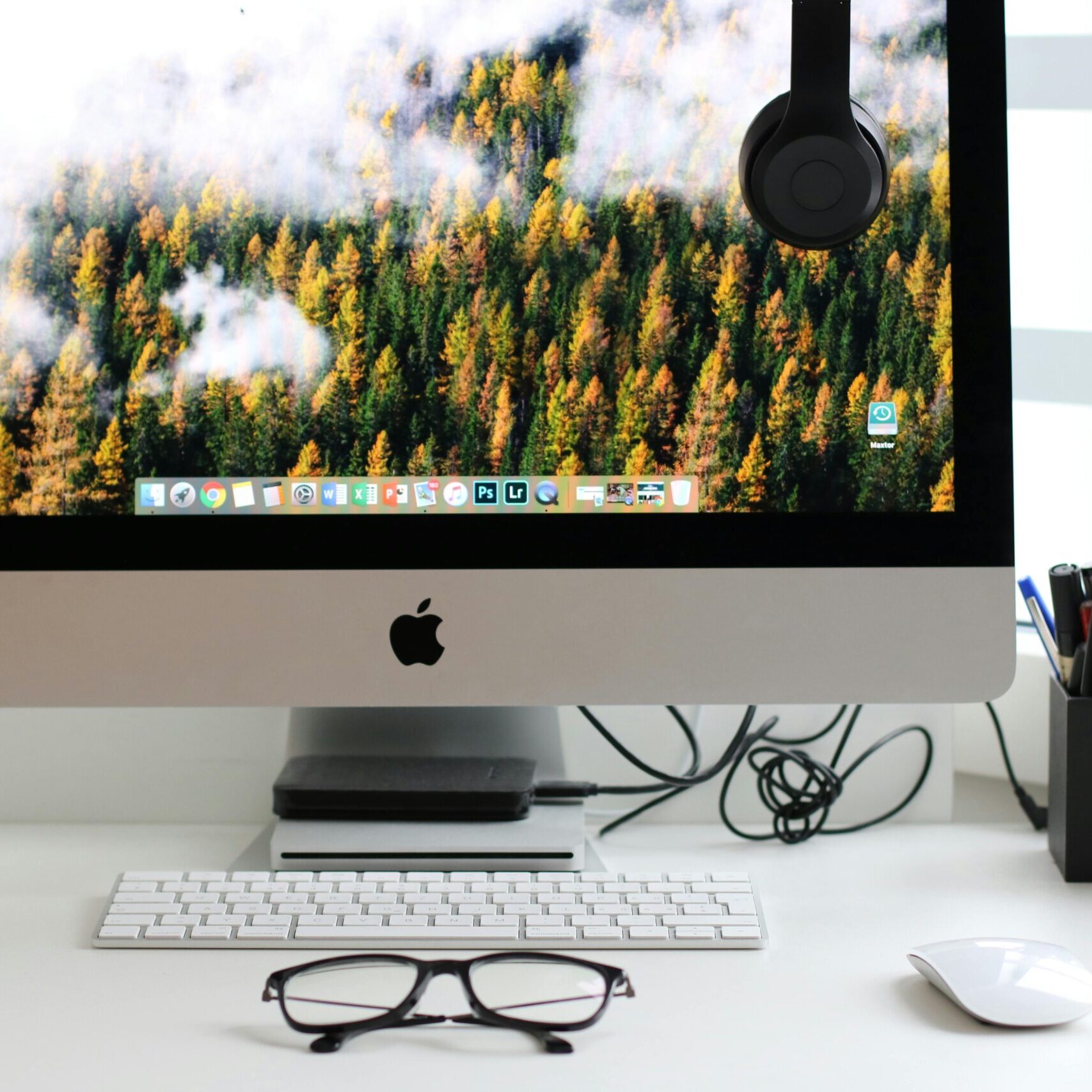 Free Stylish home office workspace featuring a computer setup with accessories. Stock Photo